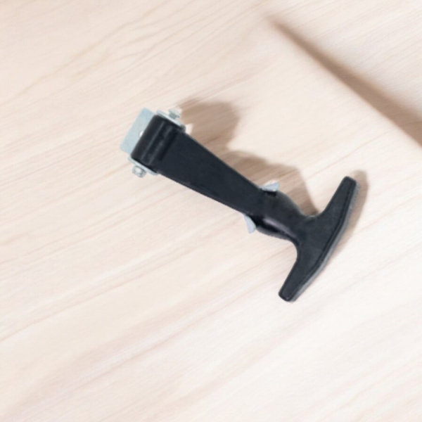 Резиновый фиксатор для капотов (цинк) 133.7*79.7мм.